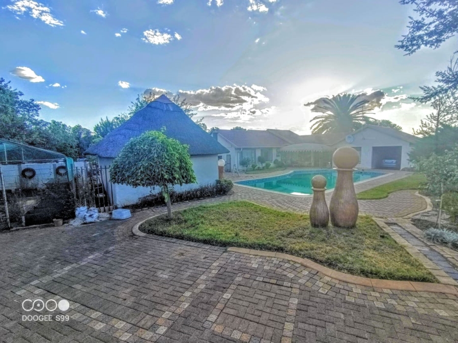 4 Bedroom Property for Sale in Langenhovenpark Free State